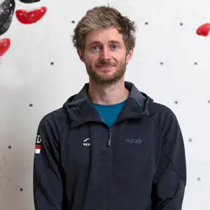 man met kort haar die glimlacht naar de camera